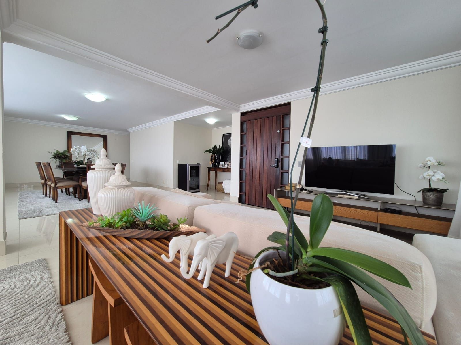 Apartamento de alto padrão com 264 m², 4 suítes e 3 vagas de garagem